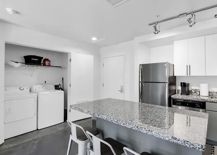 Centric 2br In Heart Of Dtphx Free Garage Parking Apartamento *