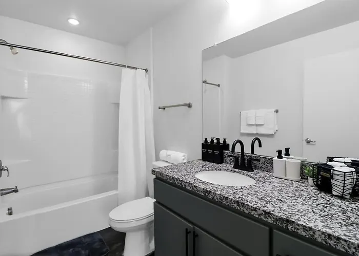 Centric 2br In Heart Of Dtphx Free Garage Parking Phoenix
