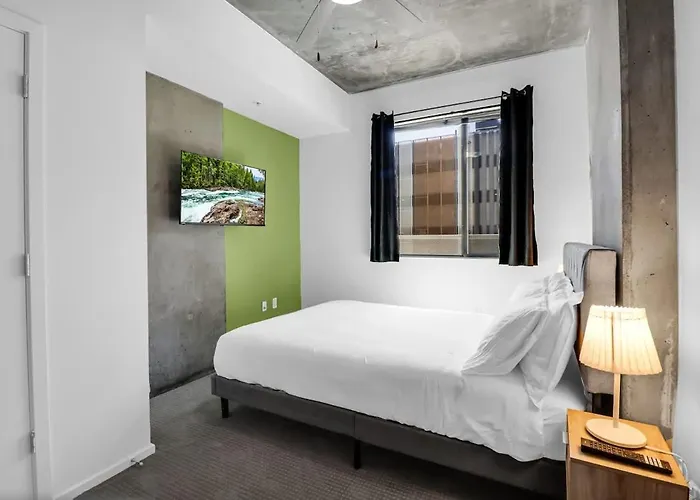 Centric 2br In Heart Of Dtphx Free Garage Parking